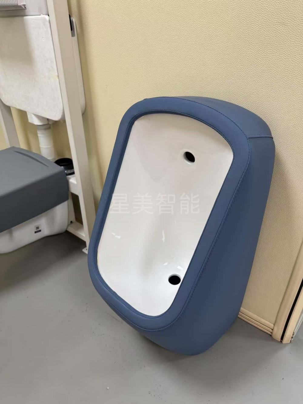 防撞软包小便器小便斗